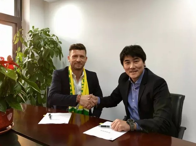 他们在这个过程中，流露出怒气暴露了古怪狂暴的行径，这符合谢泼德的风格。